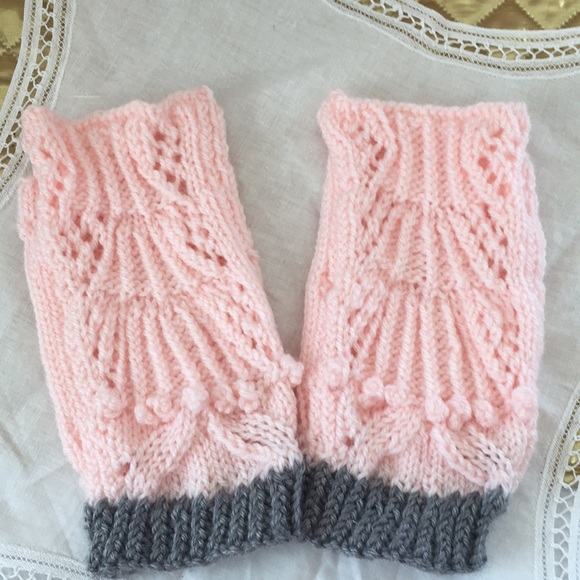 Elegant decorative collar round yoke with classic hat and finger less mittens - Picture 5 of 10